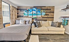 Inviting Waikiki Grand Hotel Room One Block To Beach!